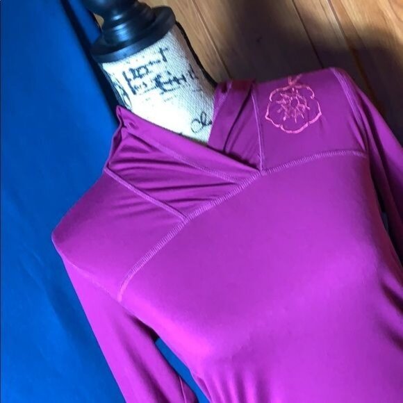 L.L. Bean Woman’s Athletics Shirt XS Emboirderd hoodie Pink Polyester Spandex - Picture 10 of 12